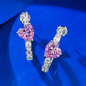 Macro di orecchini a cuore in argento S925 con diamanti rosa e pavé di zirconi brillanti