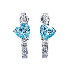 Orecchini in argento con scintillanti zirconi blu a forma di cuore eleganti