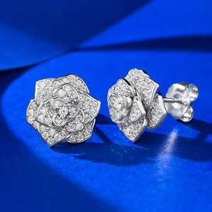 Orecchini a lobo a forma di camelia in argento sterling S925 con pavé di diamanti