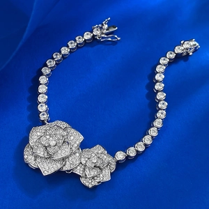 Detaillierte Nahaufnahme des S925 Silber Kamelien-Armbands mit glitzernden Zirkonia