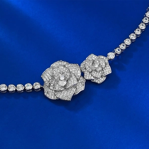 Elegante S925 Silber Kamelien Halskette mit funkelnden Zirkonia im Pavé-Schliff