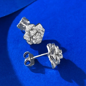 Macro degli orecchini a camelia in argento sterling 925 con pavé di cristalli di diamante