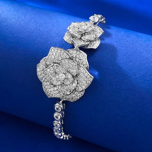 Luxuriöses S925 Silber Kamelien Armband mit funkelnden Zirkonia Steinen im Pavee-Schliff