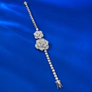 Makro-Detail des S925 Silber Rosenarmbands mit funkelnden Diamanten auf blauem Satin