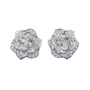 Eleganti orecchini a lobo camelia in argento 925 con scintillanti pietre di zircone pavé