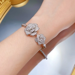 Detail eines S925-Silberarmbands mit Kamelienblüte und funkelnder Zirkonia-Pavéfassung