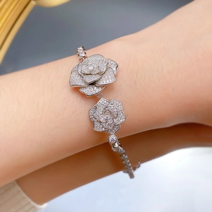 Detail eines S925-Silberarmbands mit Kamelien-Design und Pavé-Besatz aus Zirkonia-Steinen