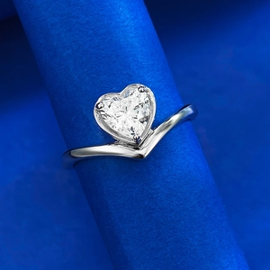S925 sterling silver heart-shaped diamond ring with V-shaped streamline design