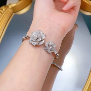 Nahaufnahme des S925 Silber Kamelien-Armbands mit exquisiten diamantbesetzten Rosen