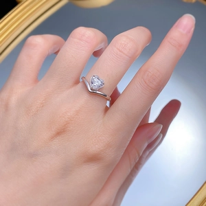 Detail of S925 silver ring featuring heart-cut cubic zirconia and V-shaped band