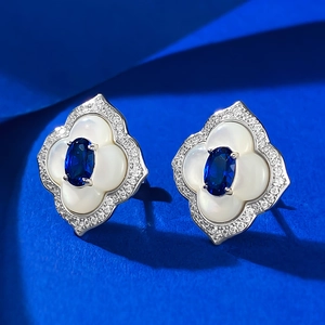 Ovale Saphir-Ohrstecker in Blumenform mit weißen Blütenblättern und Diamantbesatz