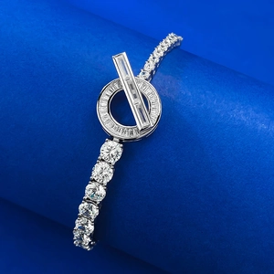 Bracciale in argento S925 con chiusura OT e pietre di zircone cubico asimmetriche