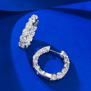 Boucles d'oreilles créoles en argent 925 avec zircons ronds en serti pavé brillant