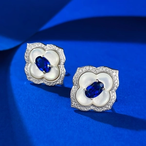 Vintage Blumen-Ohrstecker mit ovalem Saphir-Zentrum und Perlmutt-Blütenblättern