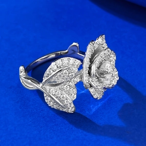 Bague camélia ajustable en argent S925 avec pétales sertis de zircons étincelants