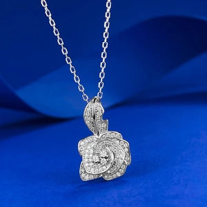 Collier pendentif rose camélia en argent S925 avec diamants sur fond bleu royal