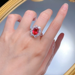 Bague en argent S925 avec rubis ovale 8x10mm et halo de diamants floraux sur la main