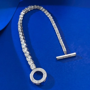 Elegante bracciale in argento S925 con chiusura OT e zirconi scintillanti asimmetrici