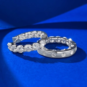 Détail des créoles en argent sterling S925 avec pavé de pierres blanches à coupe ronde
