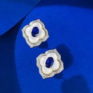 Kleeblatt-Ohrstecker mit Saphir, Perlmutt und Diamanten in silberner Fassung