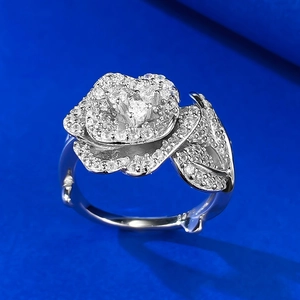 Bague camélia exquise en argent S925 avec pierres blanches micro-pavées et anneau texturé