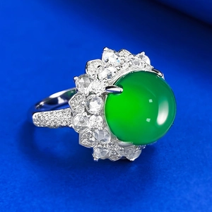 Détail d'une bague en argent S925 avec calcédoine verte ovale et halo de diamants