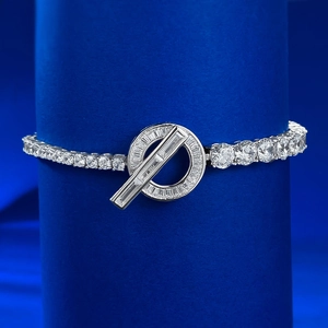 Dettaglio del bracciale tennis in argento S925 con chiusura OT e zirconi cubici pavé