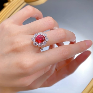 Gros plan d'une bague en argent S925 avec une pierre ovale rouge sang de pigeon et zircones