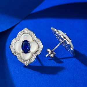 Detailansicht der Blumen-Ohrstecker mit blauem Saphir und weißem Perlmutt-Inlay