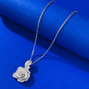 Exquis collier pendentif camélia en argent S925 avec des pierres de zircon scintillantes