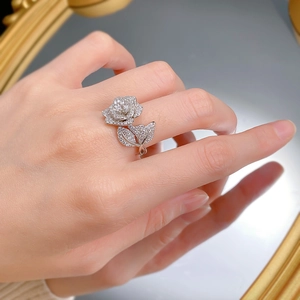Vue macro de la bague fleur de camélia en argent S925 sertie de micro-pavé de zircones
