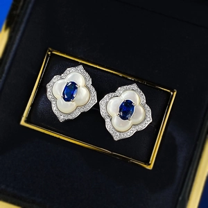 Detailansicht der Blumen-Ohrstecker mit blauem Saphir und Perlmutt im Vintage-Stil
