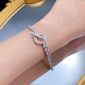 Macro di bracciale in argento S925 con chiusura OT e zirconi lucenti indossato al polso
