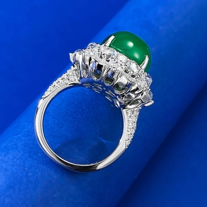 Vue latérale macro d'une bague en argent S925 avec calcédoine verte 12mm et pavage micro