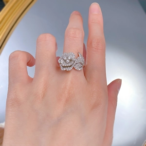 Vue détaillée d'une bague camélia en argent 925 sertie de pierres en zircone brillant