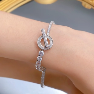 Dettaglio macro del bracciale in argento S925 con chiusura OT e zirconi lucenti