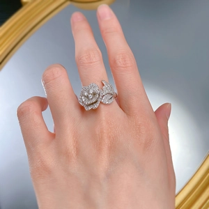 Gros plan sur bague camélia en argent S925 sertie de micro-pavé de zircone blanc