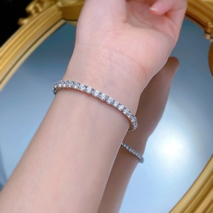 Dettaglio del bracciale tennis in argento S925 con pietre tonde sul polso di una modella