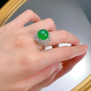 Vue détaillée d'une bague en argent S925 avec une calcédoine verte de 12mm et halo