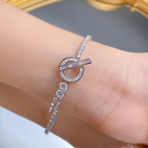 Dettaglio del bracciale in argento S925 con fibbia OT e pavé di diamanti su un polso