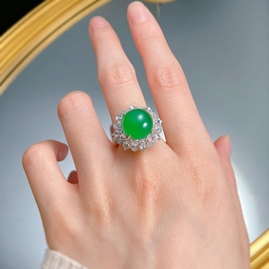 Détail d'une bague en argent S925 avec calcédoine verte de 12mm sur une main de mannequin