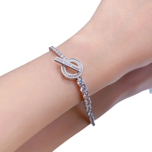 Elegante bracciale in argento S925 con chiusura OT e pavé di zirconi cubici scintillanti
