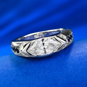 Makroaufnahme von S925 Silberring mit Marquise-Schliff Stein und feinen Seitendetails