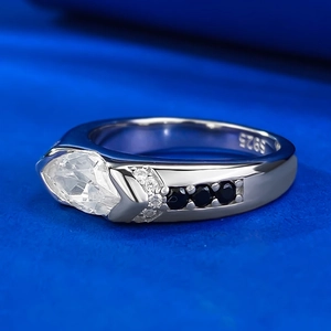 Makroaufnahme von S925 Silberring mit Marquise-Schliff Stein und schwarzen Seitensteinen