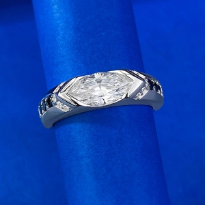 S925 Silberring mit Marquise-Diamant und schwarz-weißen Akzentsteinen im modernen Design
