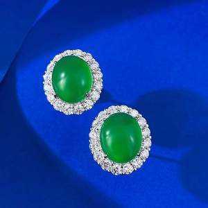 Orecchini a lobo in argento 925 con calcedonio verde ovale e contorno di zirconi bianchi