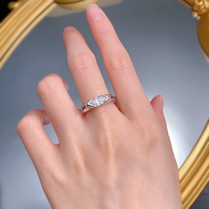 Detail eines S925 Silberrings mit Marquise-Schliff Stein, am Finger getragen zur Ansicht