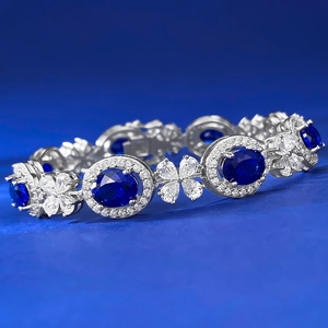 Détail d'un bracelet en argent 925 avec saphirs bleus ovales et maillons floraux