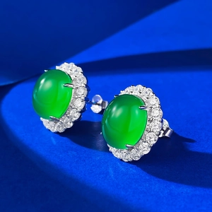 Orecchini a lobo halo in argento 925 con calcedonio verde e zirconi bianchi scintillanti