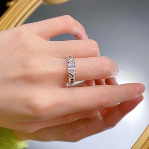 Nahaufnahme des S925 Silberrings mit Marquise-Schliff und schwarzen Seitensteinen